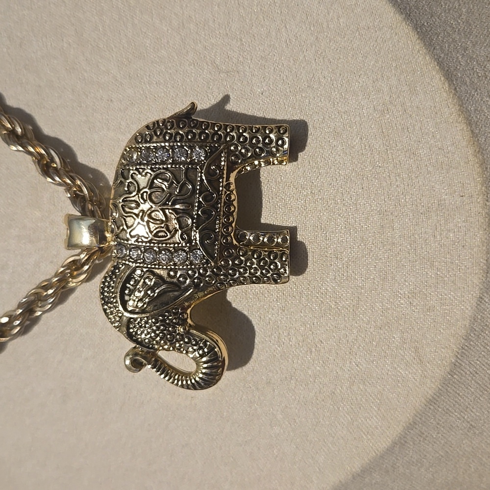 Vintage Roman Gold Tone Filigree Elephant Pendant Necklace💫 - Picture 2 of 6